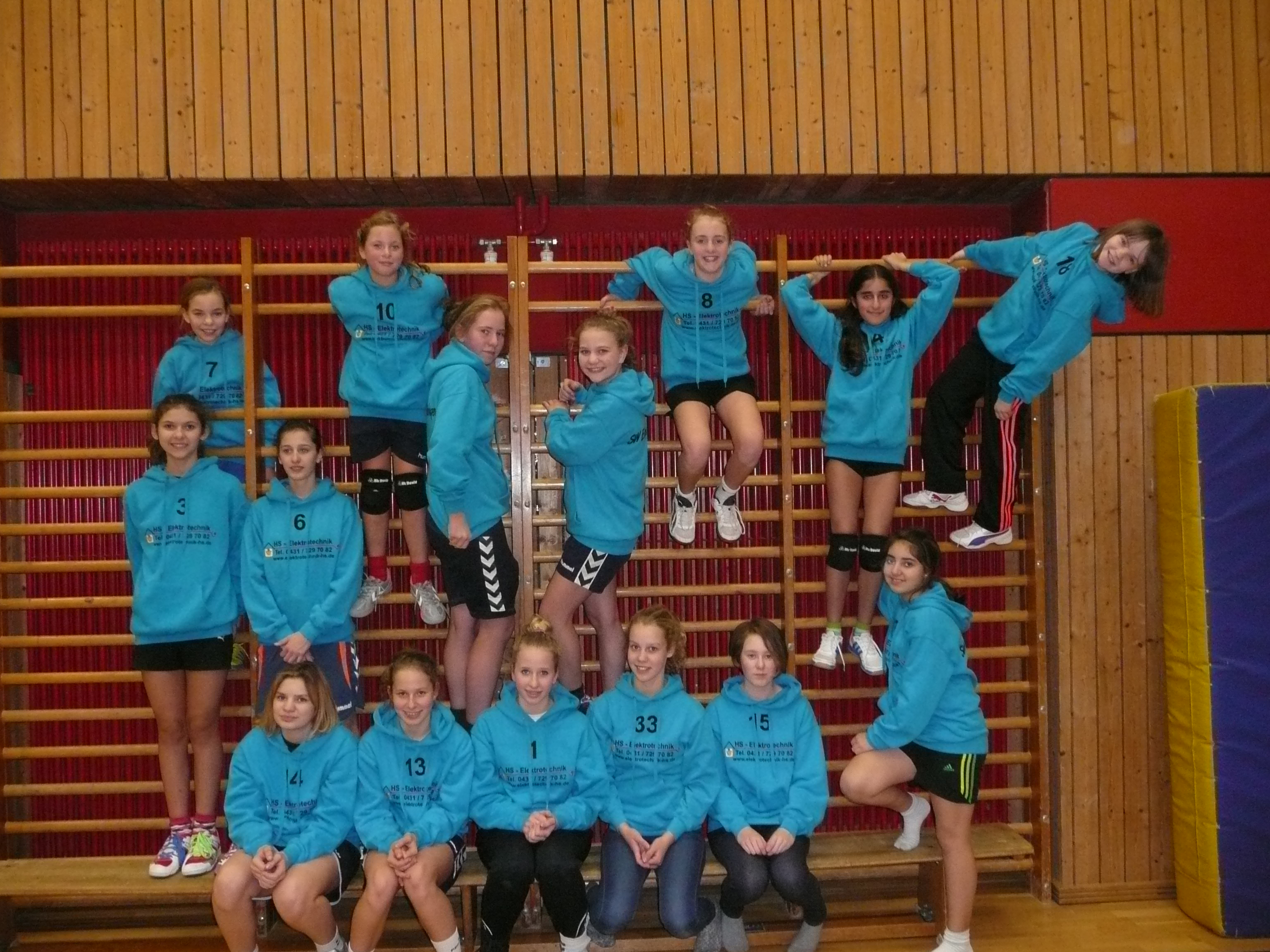 SWE Handball weibl. D-Jugend Mannschaft an der Kletterwand